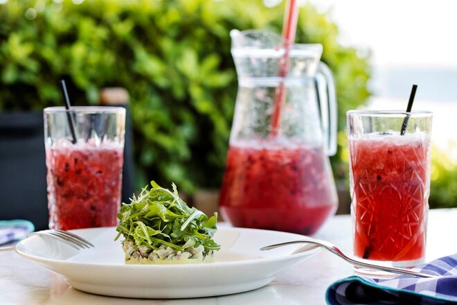Beber um copo na esplanada do Cais da Pedra | Tártaro de robalo com gengibre e maçã, creme de abacate, wasabi e salada de chicória