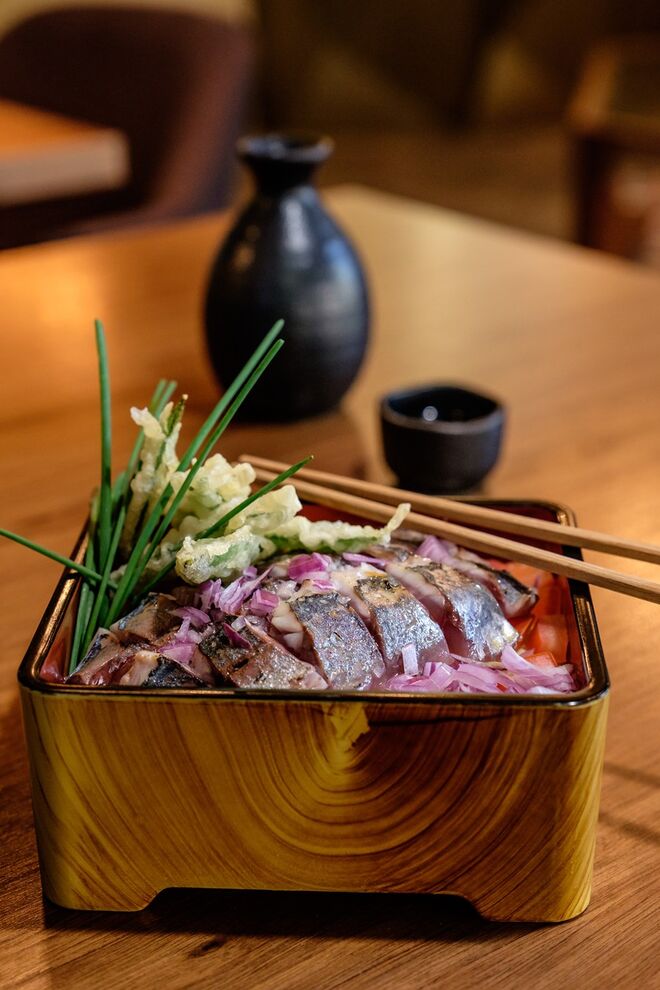 Provar o novo menu de degustação do Avenida SushiCafé | Aji Couscous (com pimentos assados, a cebola e os coentros acompanham o couscous numa caixa Ju com sashimi de carpas braseado e tempura de ervilha. )