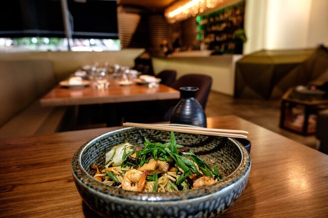 Provar o novo menu de degustação do Avenida SushiCafé | Ebi Satay Yakisoba (massa yakisoba salteada com cogumelos, camarão e molho satay, temperada com cebola e pickle de pepino doce)