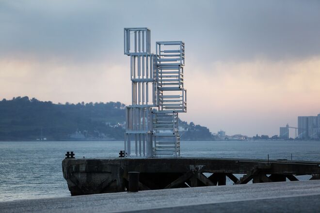 Peça Central Tejo, por Pedro Cabrita Reis. 