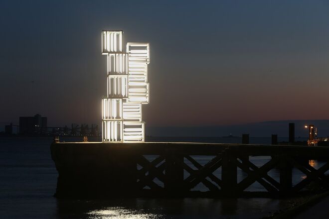 Peça Central Tejo, por Pedro Cabrita Reis. 