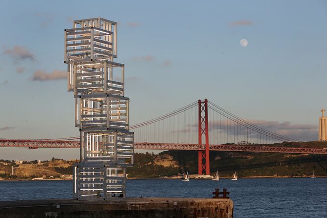 Peça Central Tejo, por Pedro Cabrita Reis. 