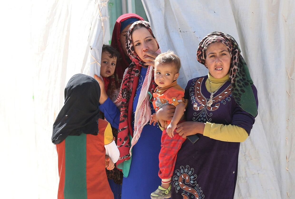 Refugiados sírios no campo de refugiados de Zaatari, localizado perto da cidade jordaniana de Mafraq, perto da fronteira com a Síria, a 14 de julho de 2016. O acampamento, que fica a 80 quilômetros ao norte da capital Amã, abrigava (nesta data) cerca de 80.000 pessoas da guerra.