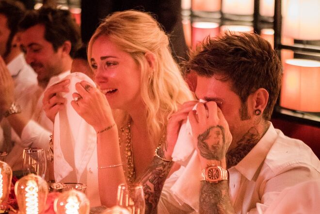 Os noivos Chiara e Fedez emocionados no seu rehearsal dinner, a 31 de agosto