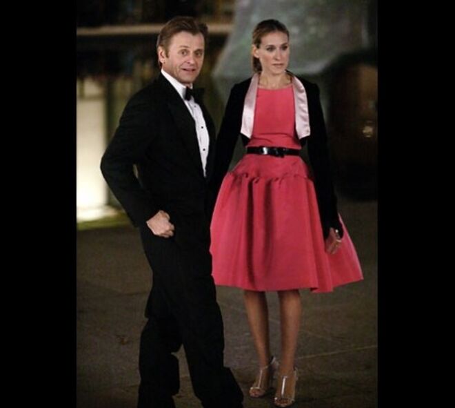 Sarah Jessica Parker como Carrie Bradshaw na 6ª e última temporada da série O Sexo e a Cidade com um vestido Óscar de la Renta.