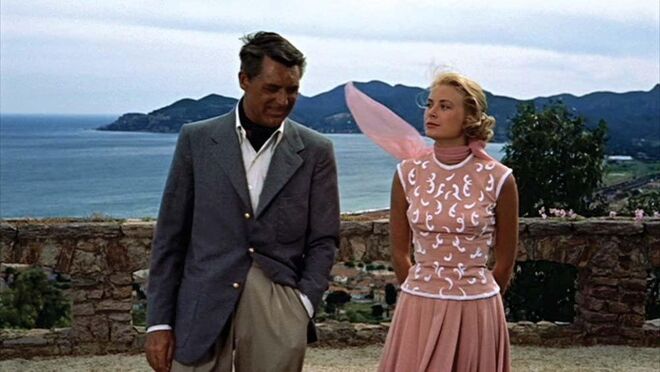Grace Kelly e Cary Grant numa cena do filme Ladrão de Casaca, de Alfred Hitchcock, de 1955. Figurinos de Edith Head.