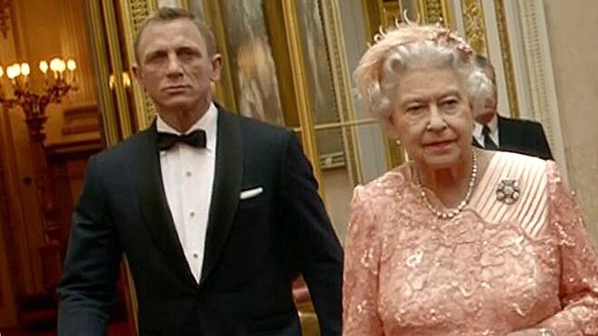 A rainha Isabel II com Daniel Graig, a inerpetar a personagem James Bond, na cerimónia de encerramento dos Jogos Olímpicos de Londres, em 2012.