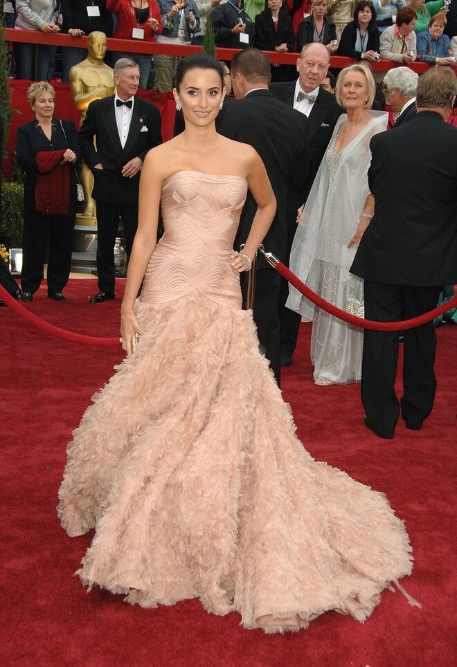 Penelope Cruz na passadeira vermelha dos Óscares com um vestido Versace, em 2007.