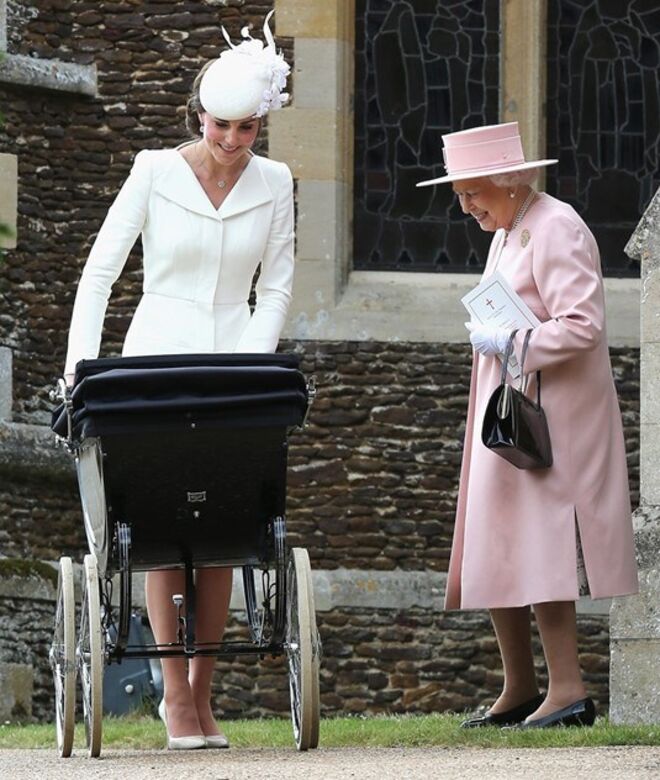 A rainha Isabel II e a duquesa de Cambridge no batizado da princesa Charlotte, em 2015.