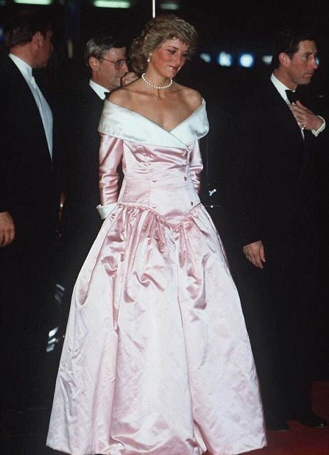 A princesa Diana na Alemanha, com vestido de Catherine Walker, em 1987.
