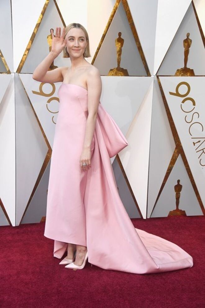 Saoirse Ronan com vestido Calvin Klein, na entrega dos Ósacres, em 2018.