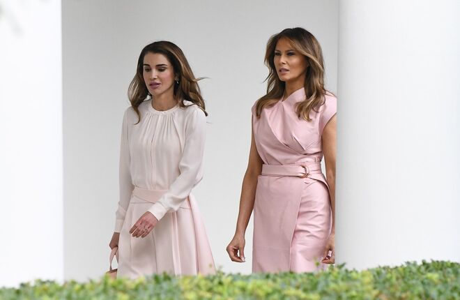 A rainha Rania da Jordânia e a primeira dama dos EUA, Melania Trump, na Casa Branca, durante a visita oficial dos reis em junho de 2018.