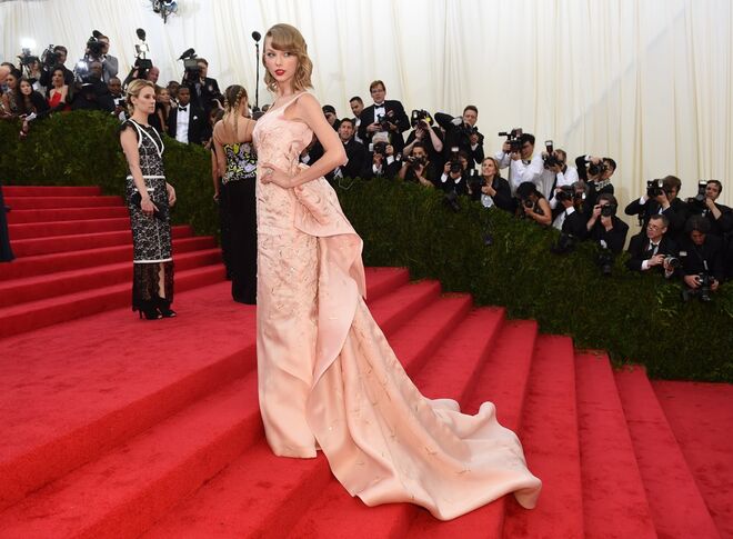 Taylor Swift com um vestido Óscar de a Renta na Gala do Costume Institute do Metropolitan Museum de Nova Iorque, em 2014.