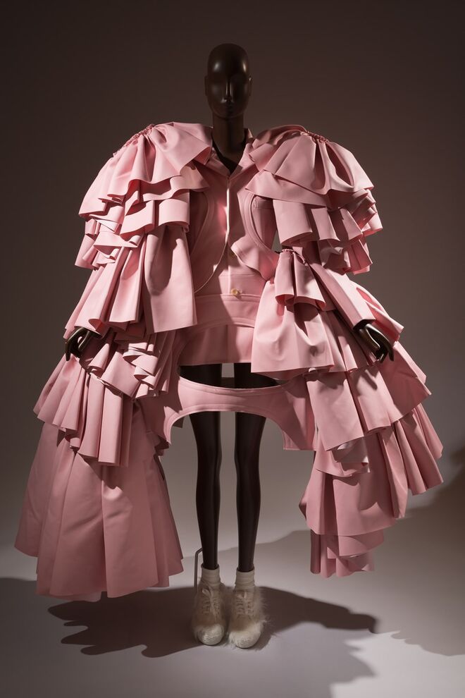 Criação Comme des Garçons da coleção “18th-Century Punk”, outono/inverno 2016.