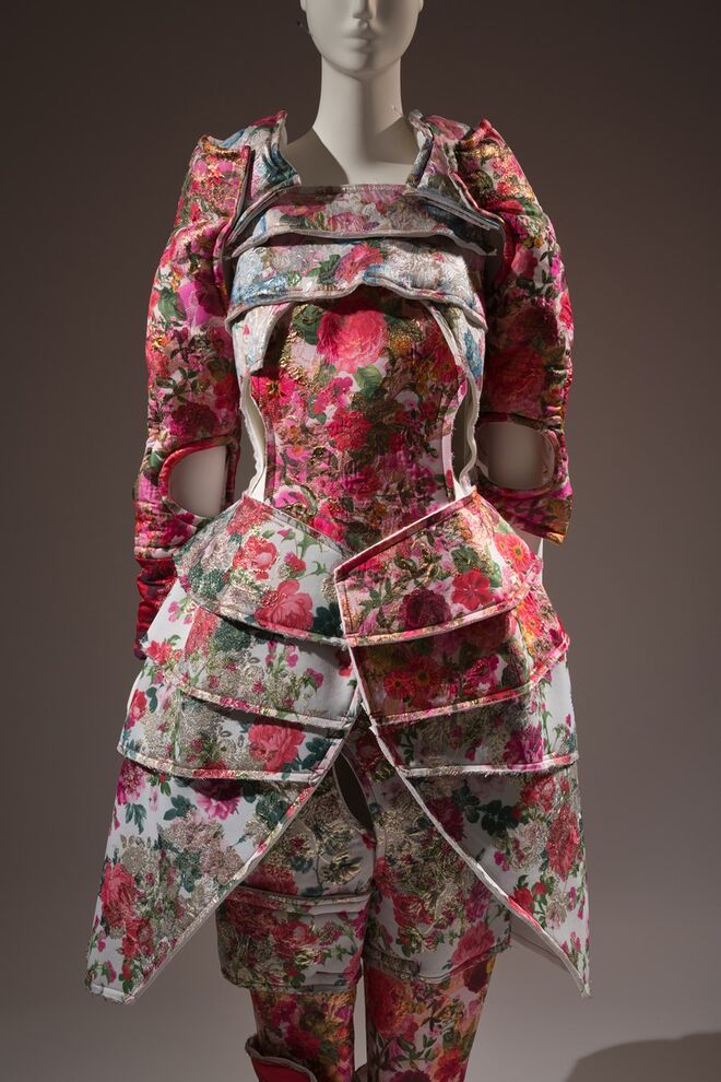 Look de Comme des Garçons, da coleção “18th-Century Punk” outono/inverno 2016.