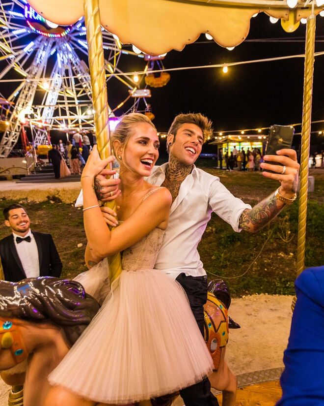 Chiara e Fedez no parque de diversões do copo d'água