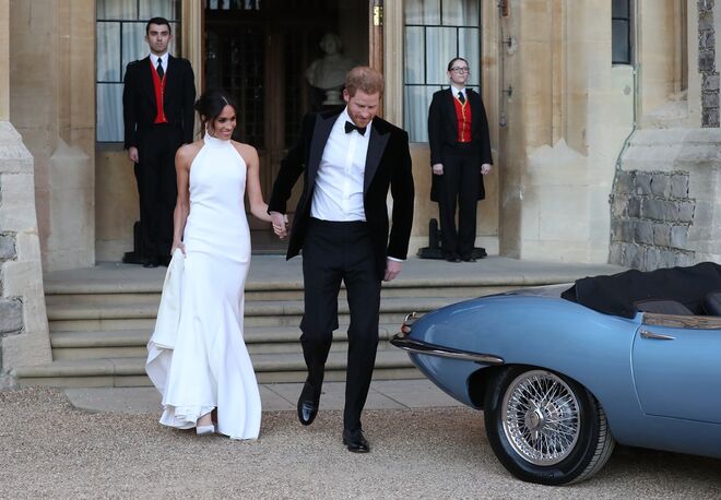 Para o copo-d’água do casamento com o príncipe Harry, Meghan Markle escolheu um vestido de cocktail em seda cor de marfim desenhado por Stella McCartney