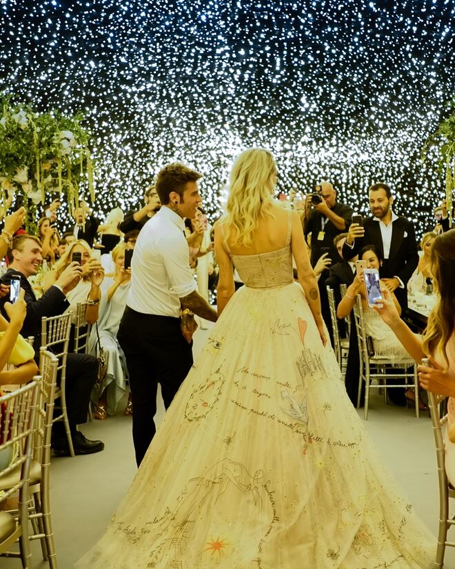 Os noivos chegam para o jantar