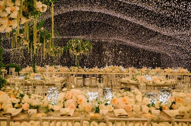 O jantar após a cerimônia foi em uma caverna iluminada