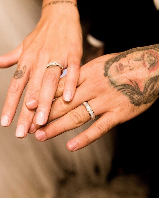 As alianças são da marca italiana de joalharia de luxo Pomellato
