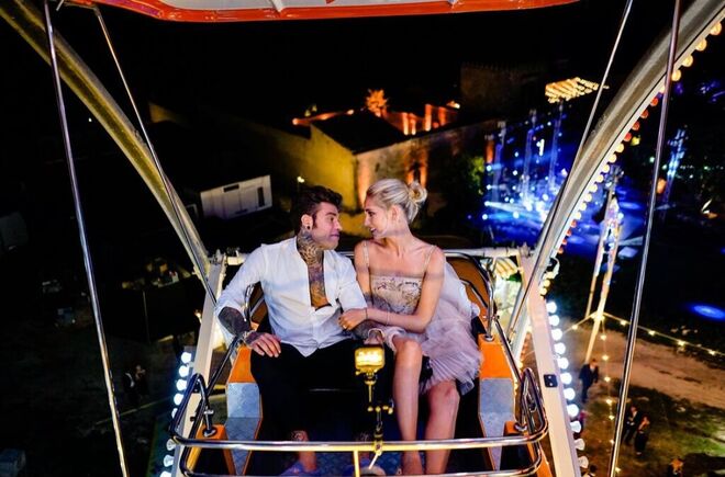 Fedez e Chiara na roda gigante do parque de diversões