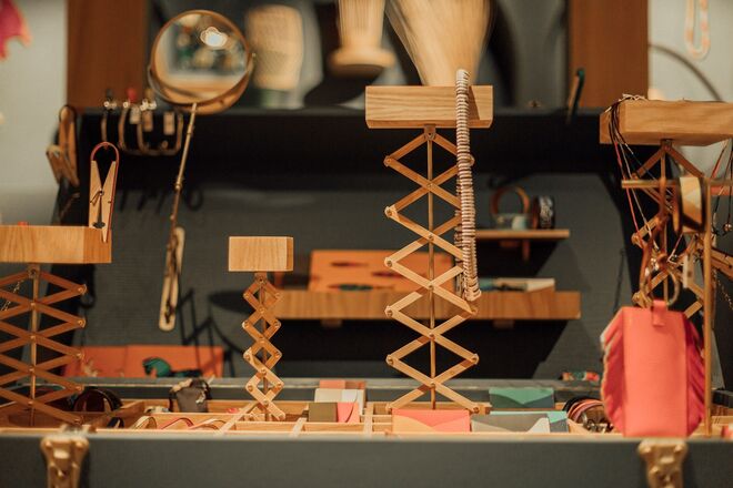 Um baú de tesouros no interior da loja Hermès, em Lisboa.