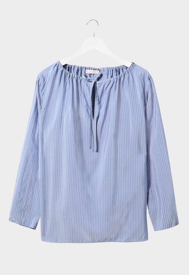 Blusa azul clara, €89, Stefanel