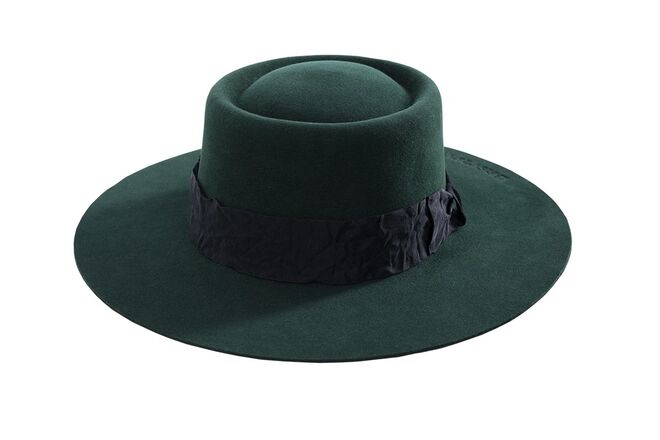 Chapéu feltrado, €180, Cover Number One, em www.covernumberone.com