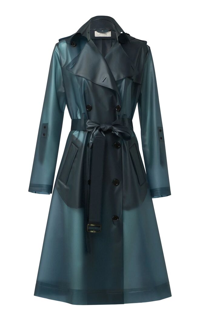 Trench coat em poliuretano, €430, Dorothee Schumacher, em www.modaoperandi.com