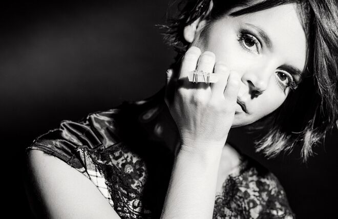 Sara Serpa | Styling: Xana Guerra. Maquilhagem: Letícia Raquel. Cabelos: Eric para Griffe Hairstyle. Agradecimentos à Loja das Meias e Pepe Jeans pelas facilidades concedidas.