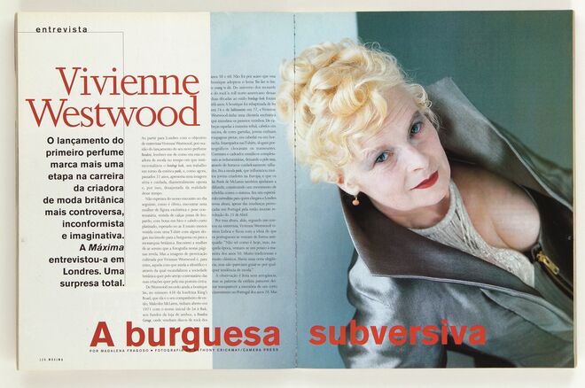 Vivienne Westwood: a criadora de moda lançou o seu primeiro perfume e a Máxima foi a Londres entrevistá-la. Em 1998. Por Madalena Fragoso. Fotografia: Anthony Crickmay/Camera Press.