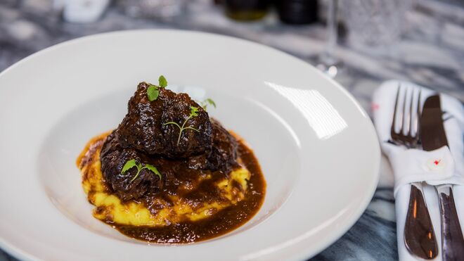 Bochechas de vitela estufadas em vinho tinto com puré de batata e limão