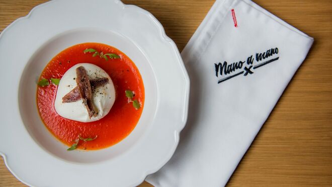 Burrata sobre geleia de pimentos vermelhos com anchovas