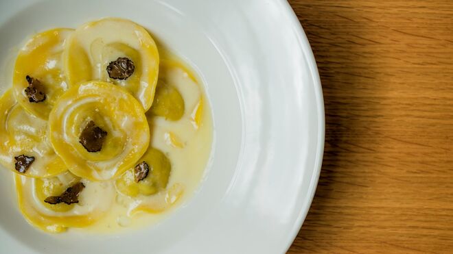 Cappelli recheada de cogumelos Porcini, creme de Grana Padano e trufas negras