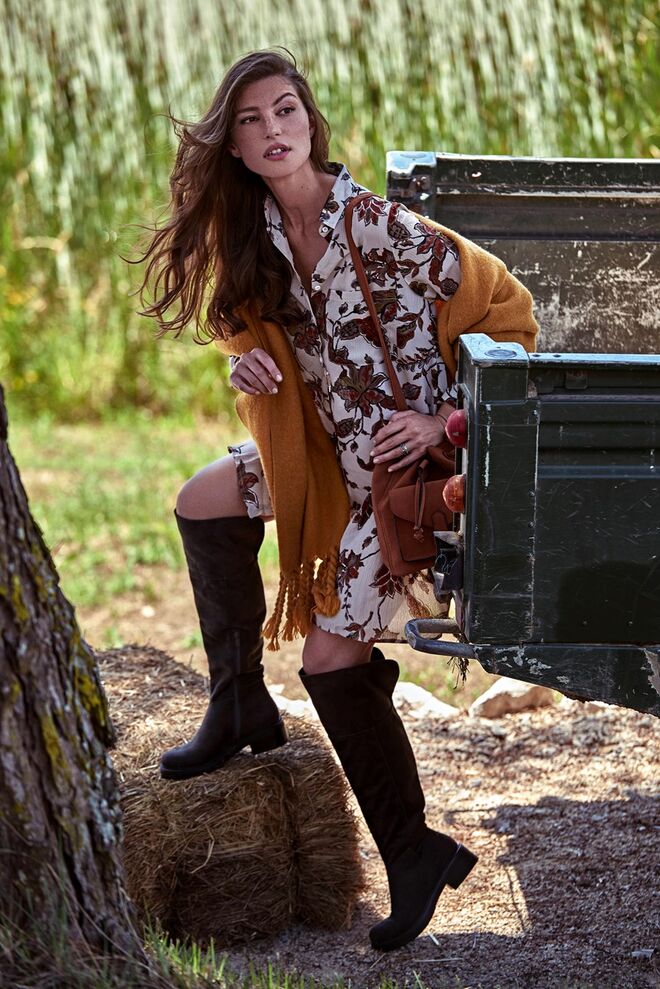 Camisa, €29.99, Botas, €59.99, Manta, €18.99 e Mala, €27.99, Natura