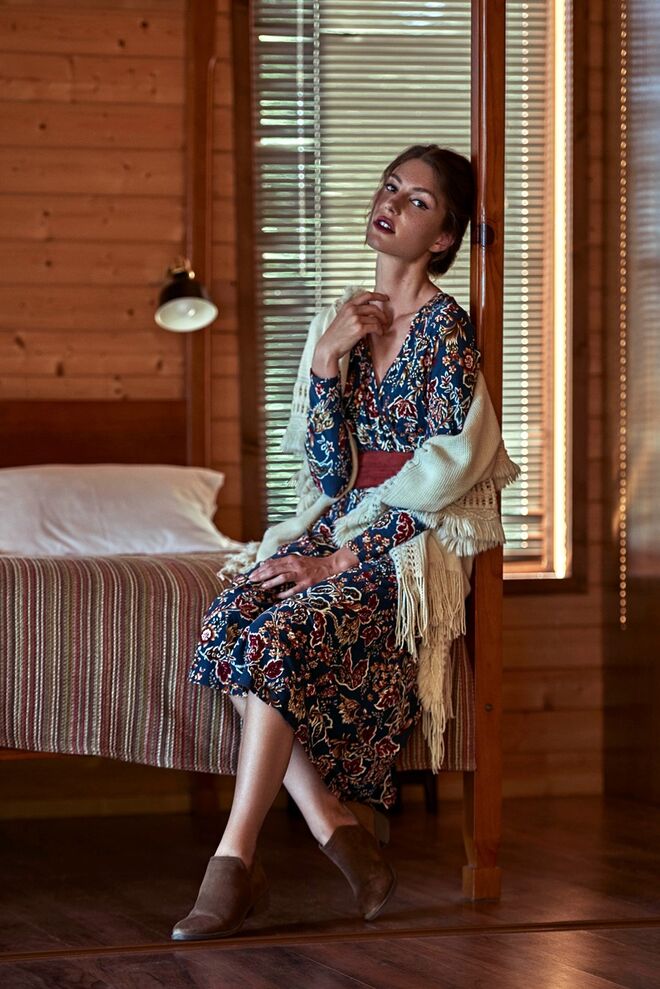 Capa, €24.99, Vestido, €34.99 e Botins, €29.99, Natura