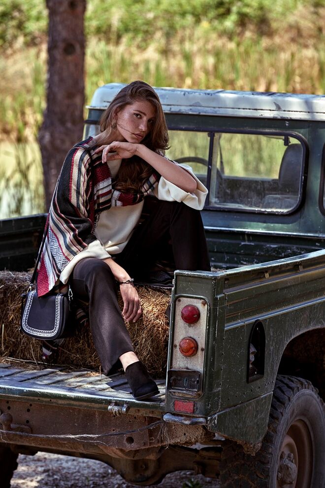 Capa, €26.99, Blusa, €29.99, Calças €29.99, Mala, €24.99 e Botins, €29.99, Natura