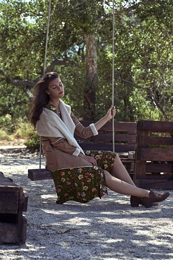 Casaco, €59.99, Vestido, €29.99, Vestido, €29.99 e Botins, €29.99, Natura