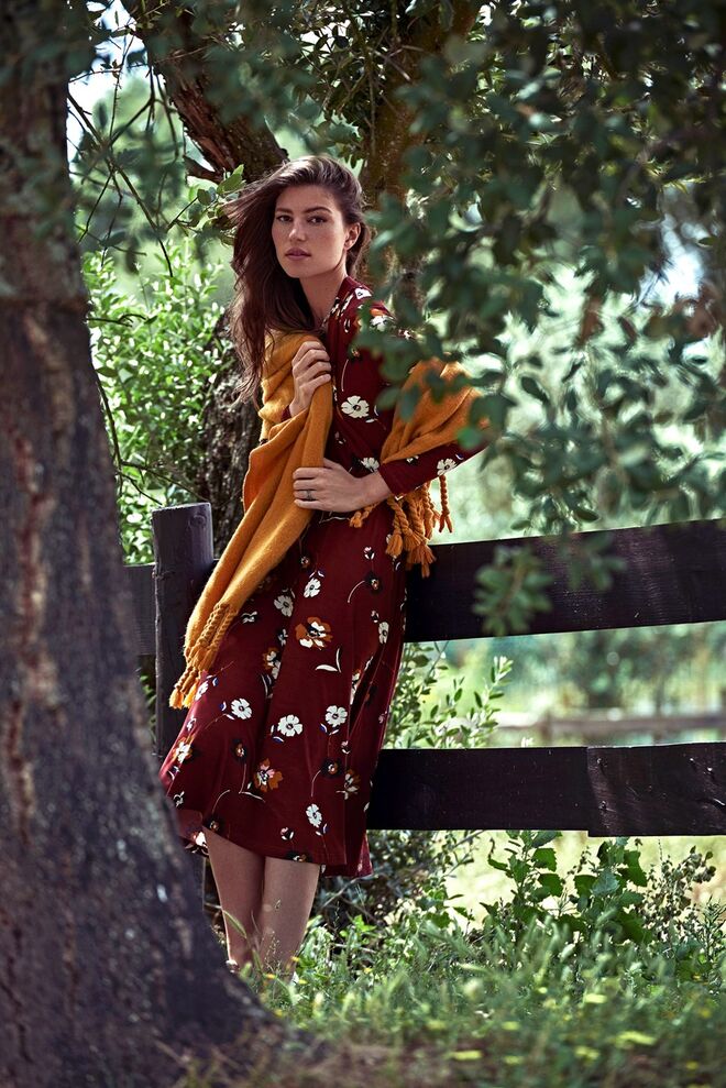 Vestido, €34.99 e Manta, €18.99, Natura