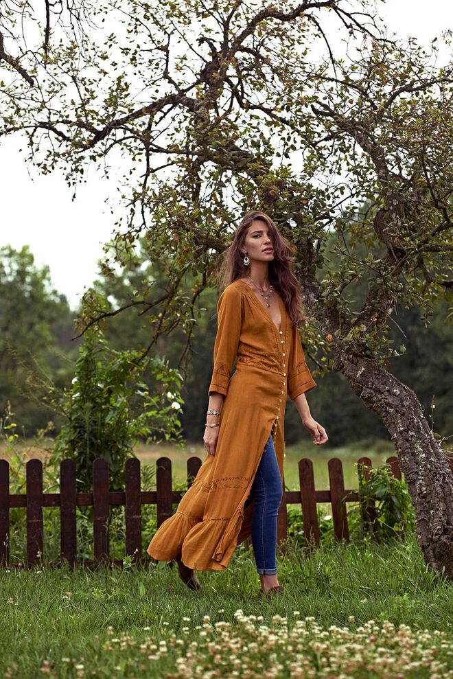 Vestido, €39.99, Calças, €39.99 e Botins, €29.99, Natura