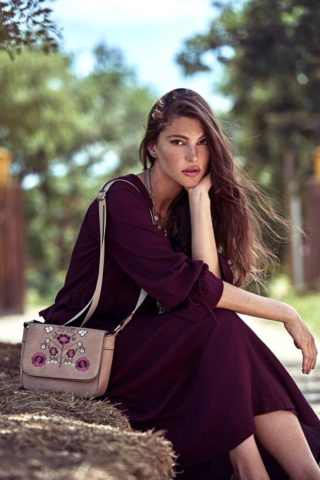 Vestido, €39.99 e Mala, €24.99, Natura