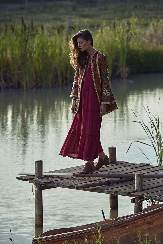 Vestido, €39.99, Casaco, €199.99 e Botins, €29.99, Natura