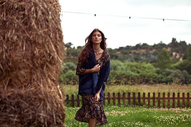 Vestido, €39.99 e Colete, €32.99, Natura