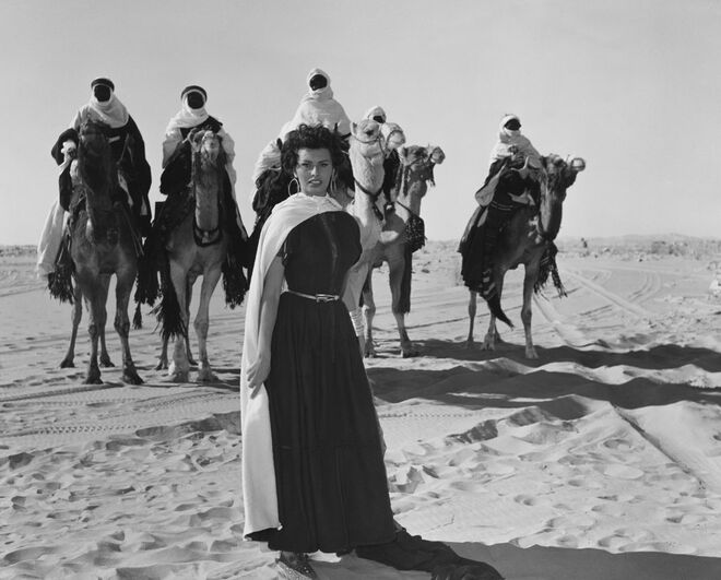 Sophia Loren na Líbia durante as gravações de A Cidade Perdida, em 1957