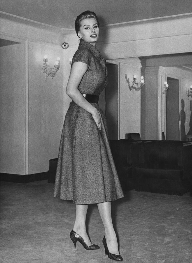 Sophia Loren prova um vestido Christian Dior 'New Line' em Roma, em 1956