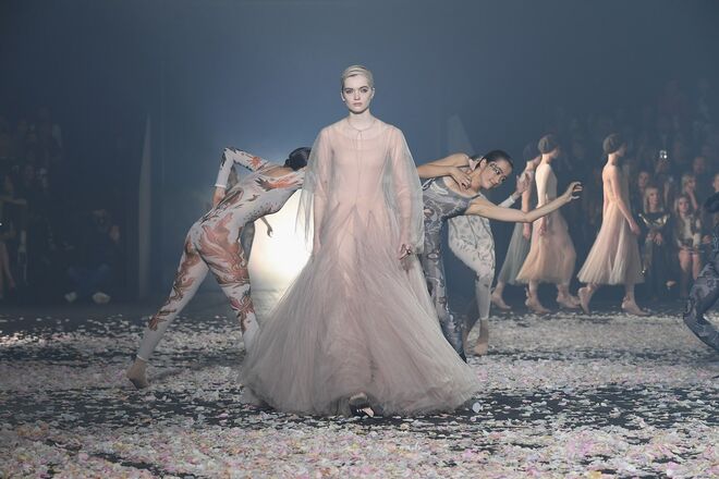 Desfile Christian Dior primavera/verão 2019, a 24 de setembro no Hipódromo de Longchamp, nos arredores de Paris. Cenografia de Bureau Betak e coreografia de Sharon Eyal. 