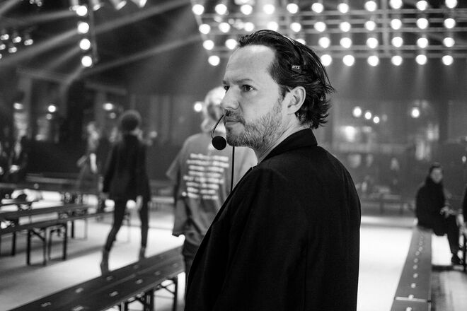 Alexandre de Betak na preparação de um desfile. Uma das imagens do interior do livro Betak: Fashion Show Revolution.