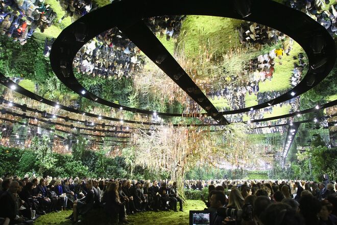 Um verdadeiro jardim, foi assim o desfile de Alta Costura Primavera/Verão 2017 da casa Christian Dior, no Museu Rodin, em Paris.