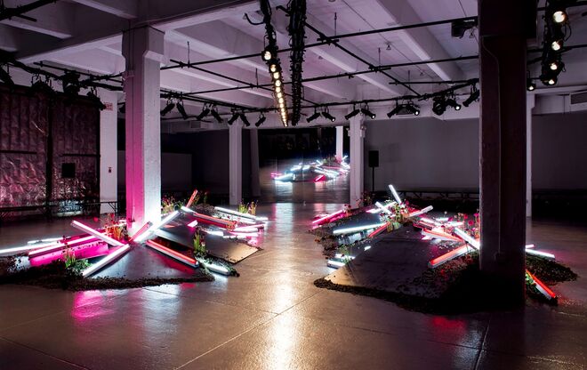 Desfile Rodarte, Uma das imagens do interior do livro Betak: Fashion Show Revolution.