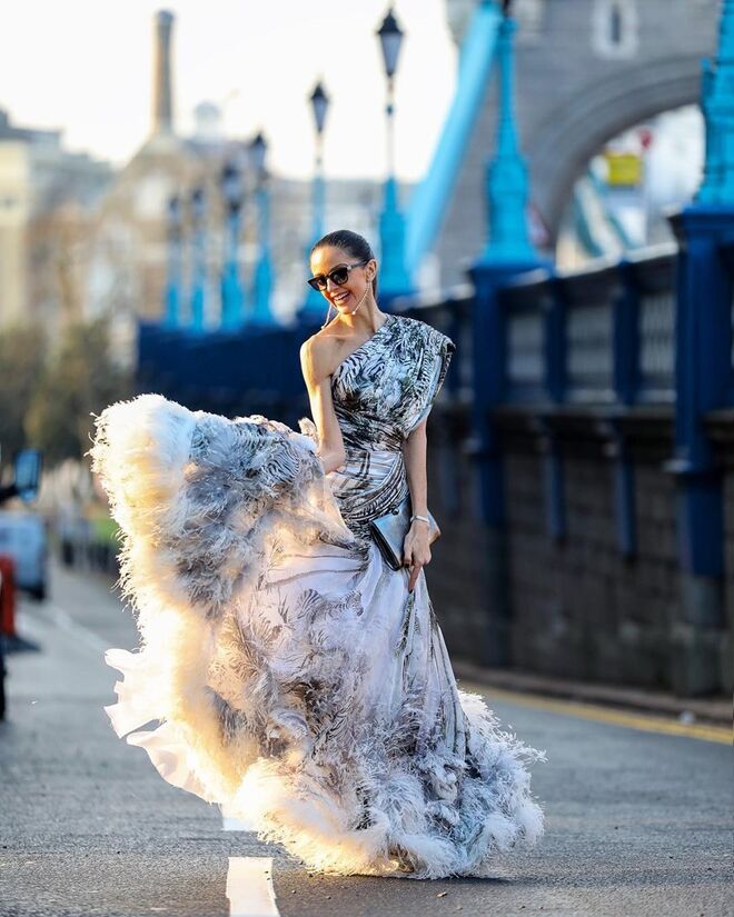 Luna De Casanova com vestido Jean Paul Gaultier, carteira Dior e joias David Barneville